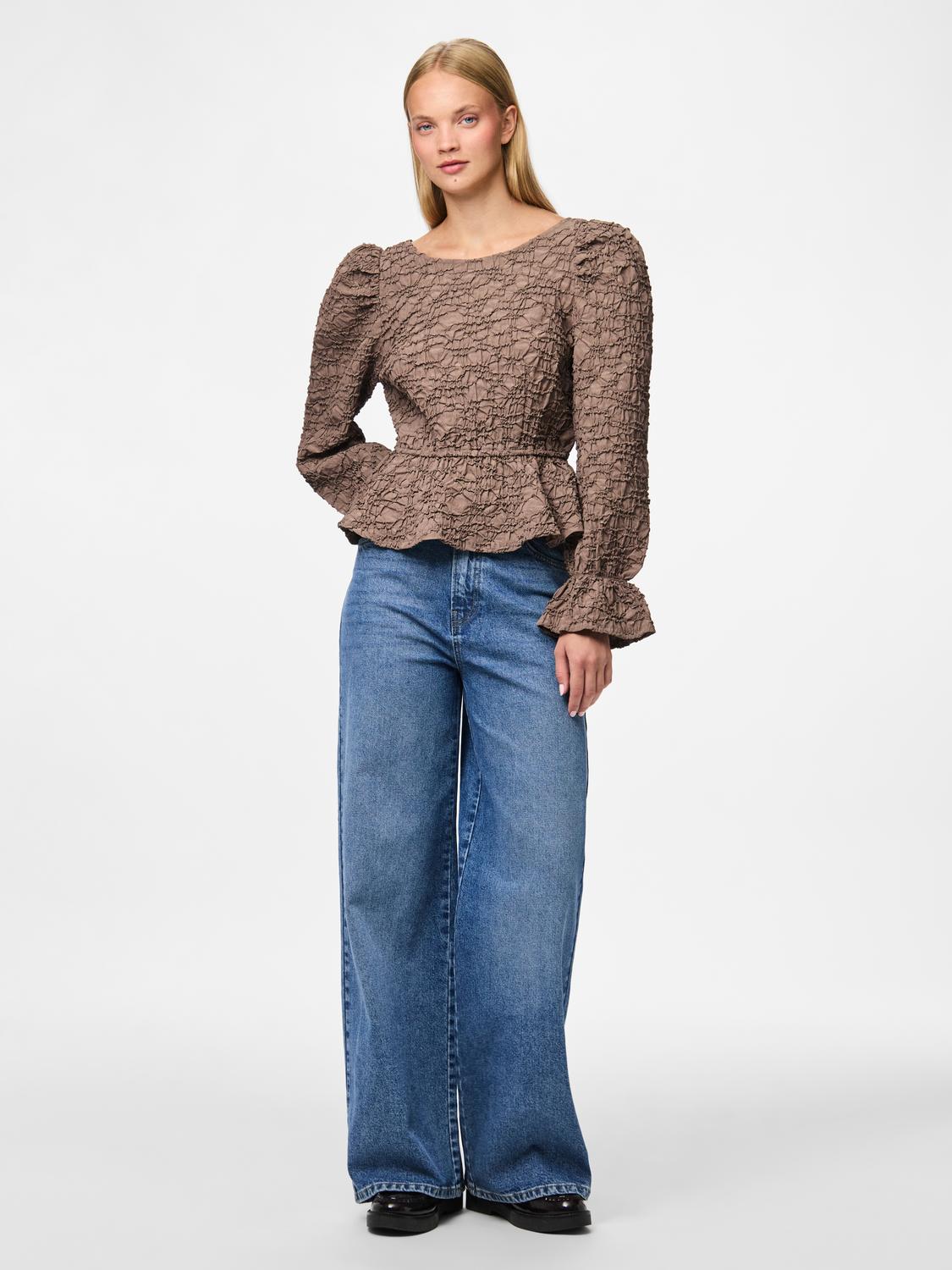 model_shot-front_full